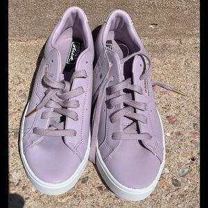 New with tags Adidas Sleek women size 7. Super comfy and stylish, lavender color